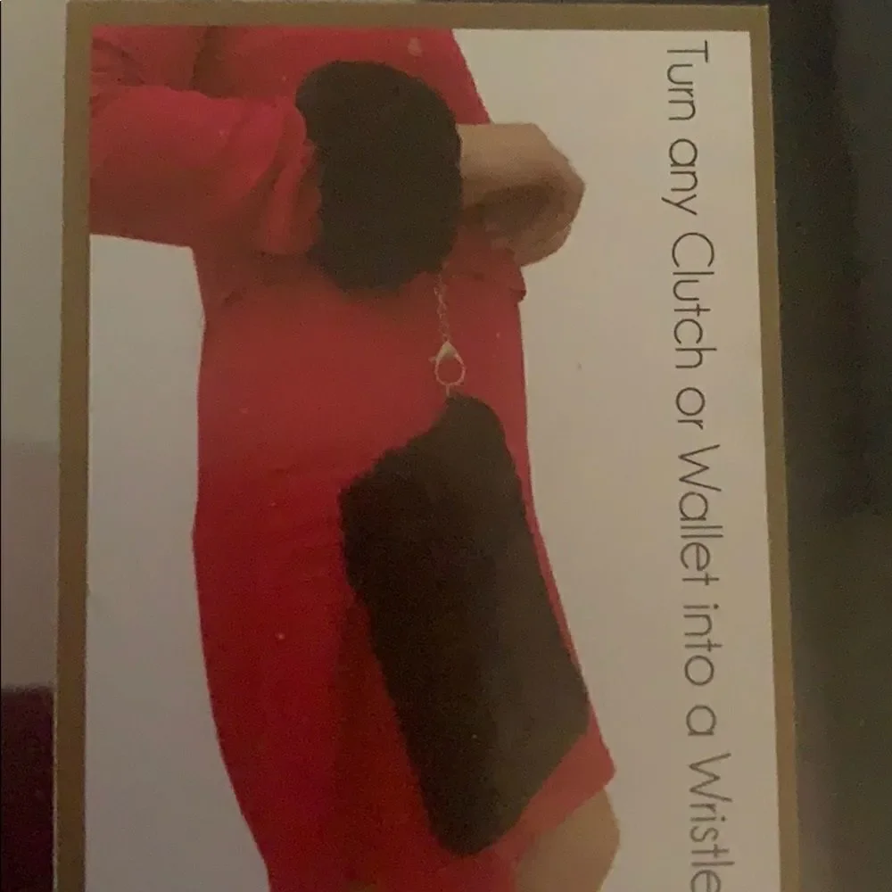 Fur wristlet‎